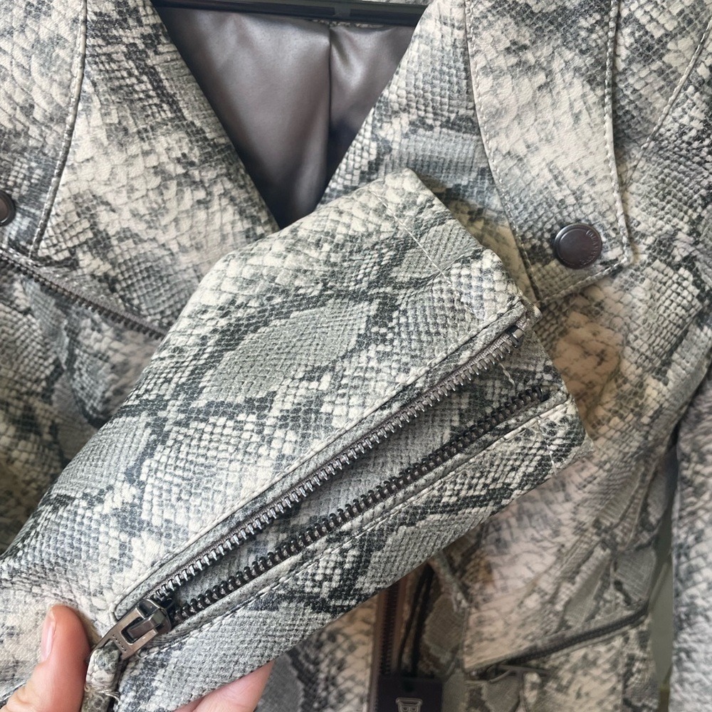 Blank NYC Faux Snake Skin Motor Jacket Grey White Women’s XS - Picture 12 of 12